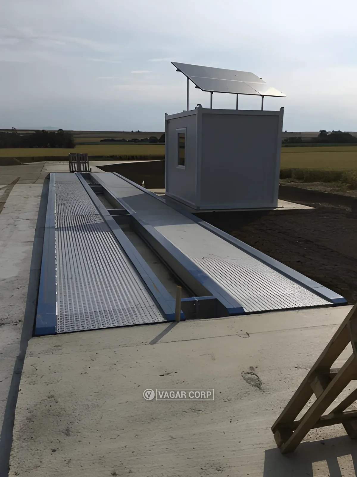 Vaga i vagarska kućica sa solarnim panelom